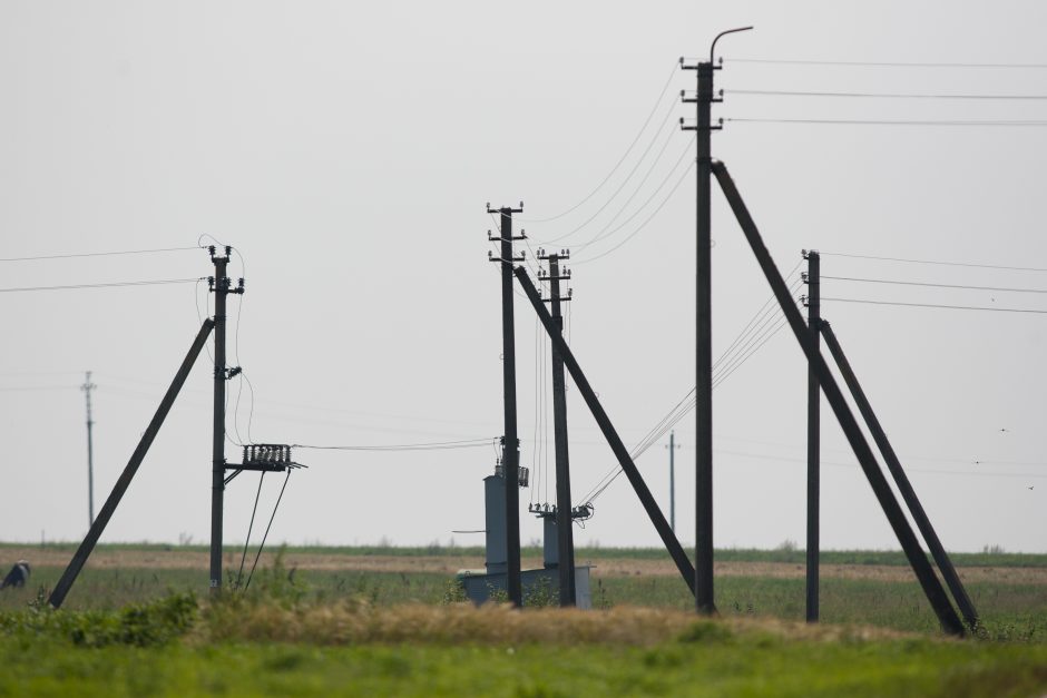 ESO reikalauja gyventojų nugriauti metalines tvoras prie elektros stulpų