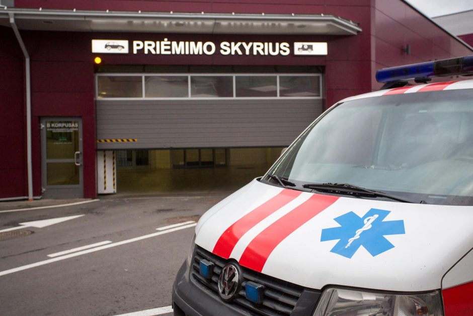Per taksi avariją nukentėjusią mažą mergaitę medikai išvežė į ligoninę