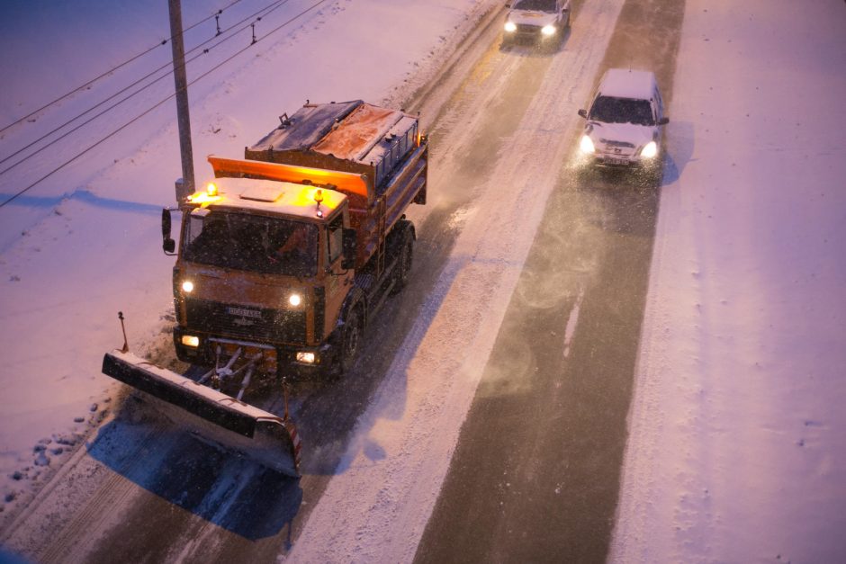 Dėl snygio ir pustymo situacija keliuose – sudėtinga, snigs ir naktį