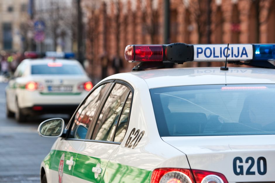 Avarija Vilniuje: „Toyota“ neužleido kelio su švyturėliais skubėjusiai policijai