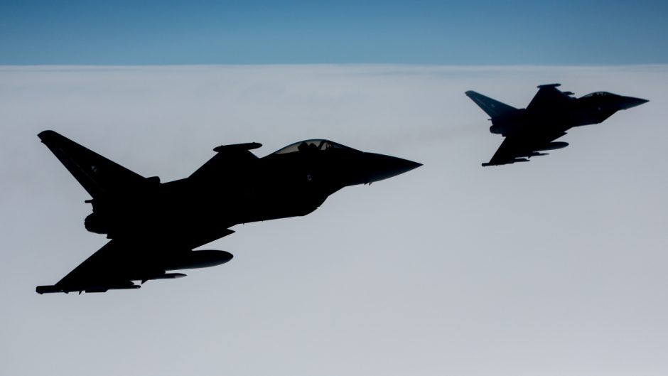 NATO oro policijos naikintuvai kartą lydėjo rusų karinį orlaivį