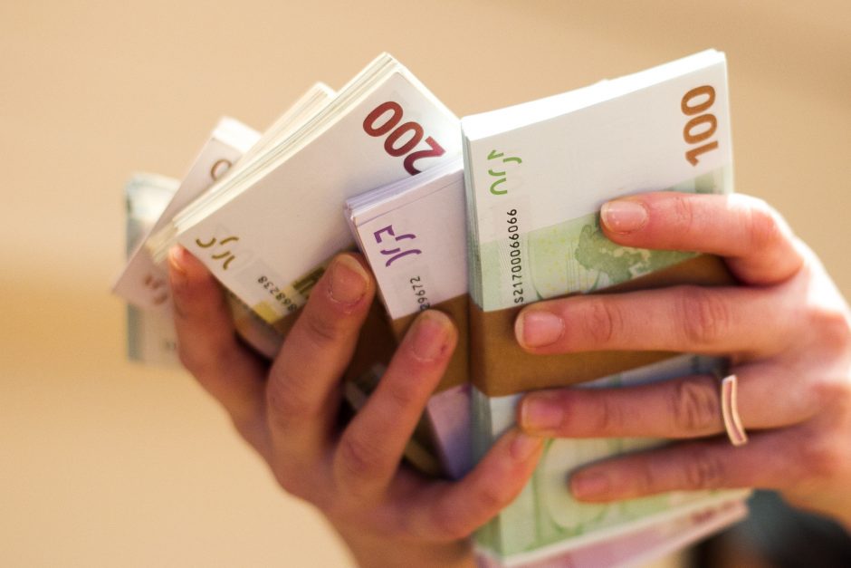 Įsigalioja atsiskaitymų grynaisiais ribojimai: mokėti bus galima tik iki 5 tūkst. eurų
