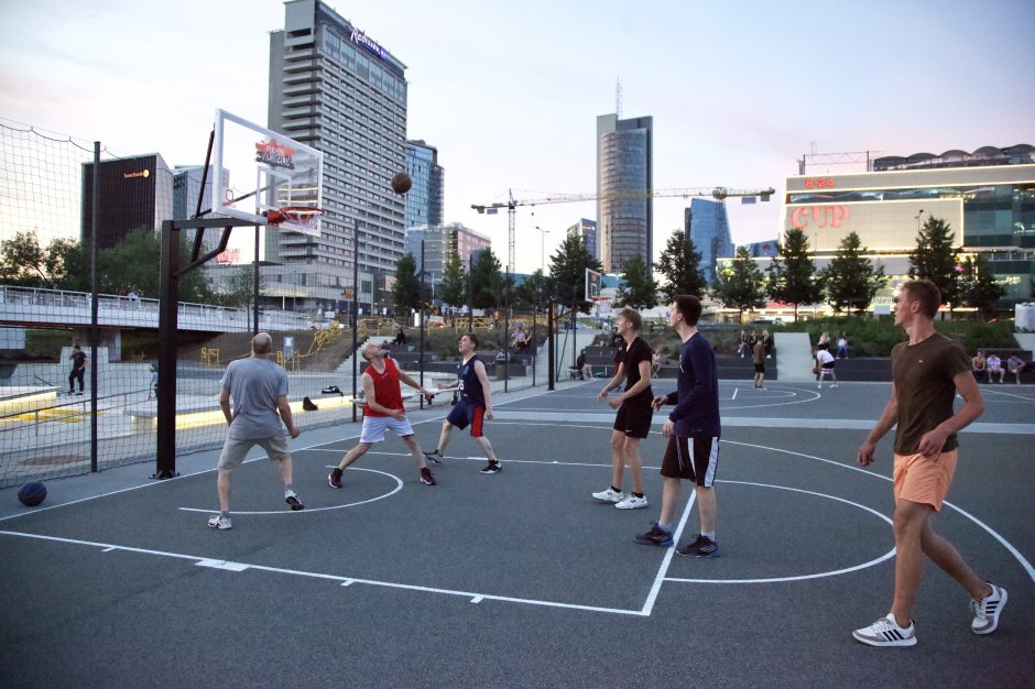 Baltojo tilto sporto aikštynas grįžta į miesto gyvenimą