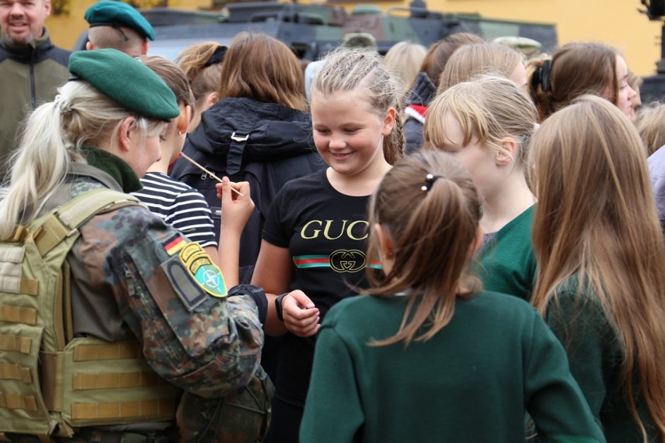 Lietuvoje dislokuoti NATO kariai Šakiuose rengia prisistatymą