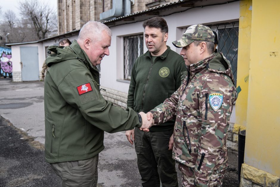 Ukrainoje besilankantis A. Anušauskas perdavė dalį Lietuvos karinės paramos paketo