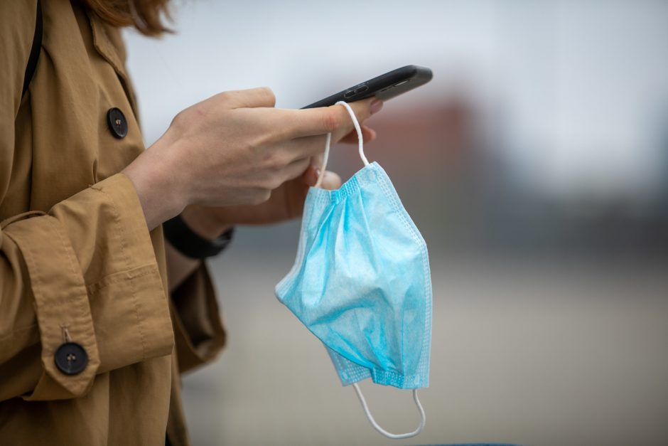 Lietuvoje nebeprivaloma dėvėti veido kaukių – tik rekomenduojama