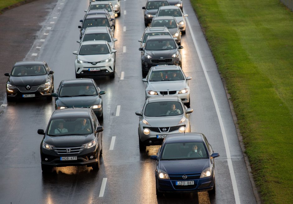 Vyriausybė pritarė automobilių taršos mokesčiui: kas ir kiek mokės?