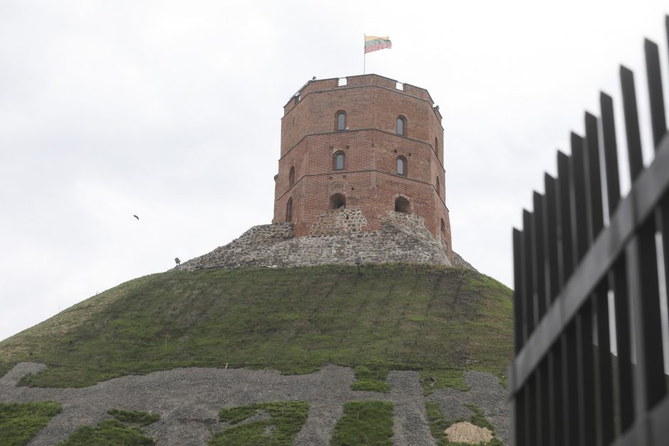 Vėl ieškos griūvančio Gedimino kalno tvarkytojų