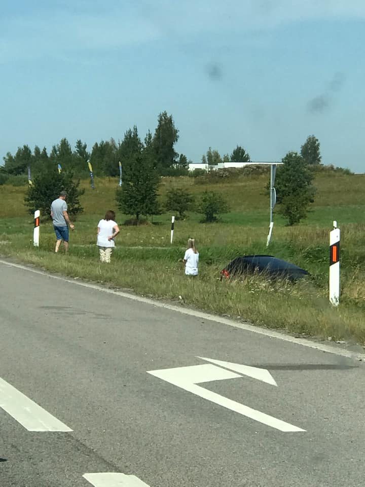 Pakeliui į pajūrį – avarijos ir spūstys: nusidriekė kilometrinės eilės