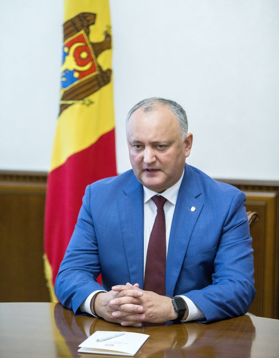 Moldovos Konstitucinis Teismas laikinai nušalino prezidentą