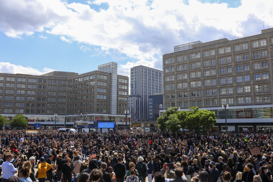 Berlyne ir Londone – protestai: sužeisti dešimtys policininkų