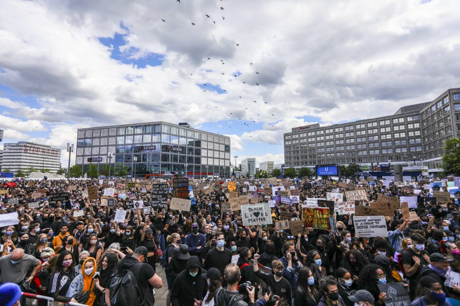 Berlyne ir Londone – protestai: sužeisti dešimtys policininkų