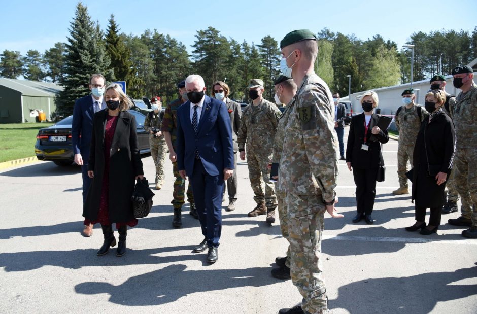 Belgijos gynybos ministrė ir kariuomenės vadas lanko savo karius Rukloje