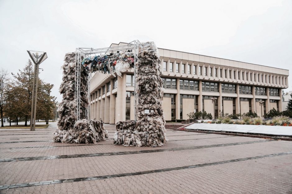 Prie Seimo išdygo „Triumfo arka“ iš šiukšlių maišų