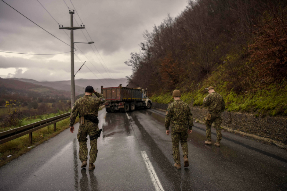 Kosovo šiaurėje po nakties smurto serbai blokuoja kelius