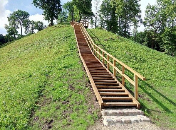 Šakių savivaldybė gelbės slenkančius Sudargo piliakalnius