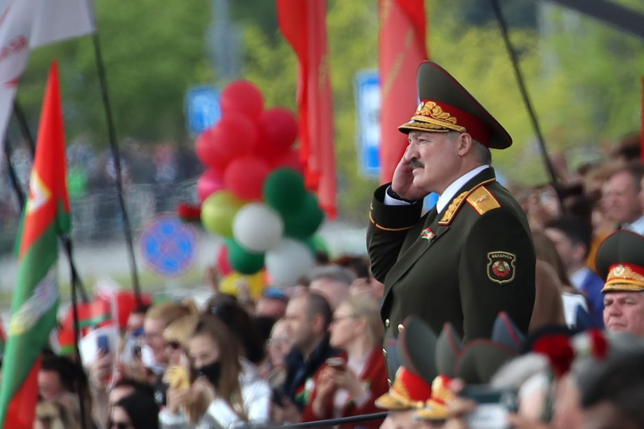 Baltarusija viruso nepaiso: Pergalės dienos parade dalyvavo tūkstančiai karių