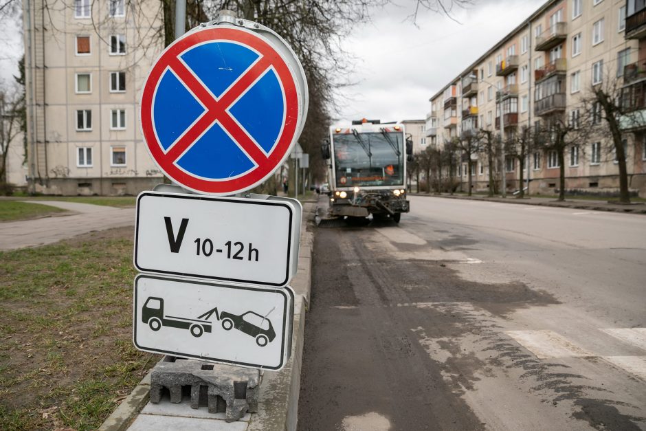 Įspėja: gatves valyti trukdantys automobiliai bus nutempiami priverstinai