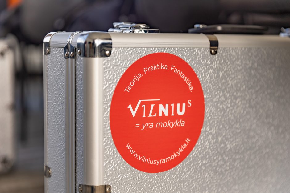 Projektas „Vilnius yra mokykla“ įsibėgėja: įteikti pirmieji gido įrangos rinkiniai
