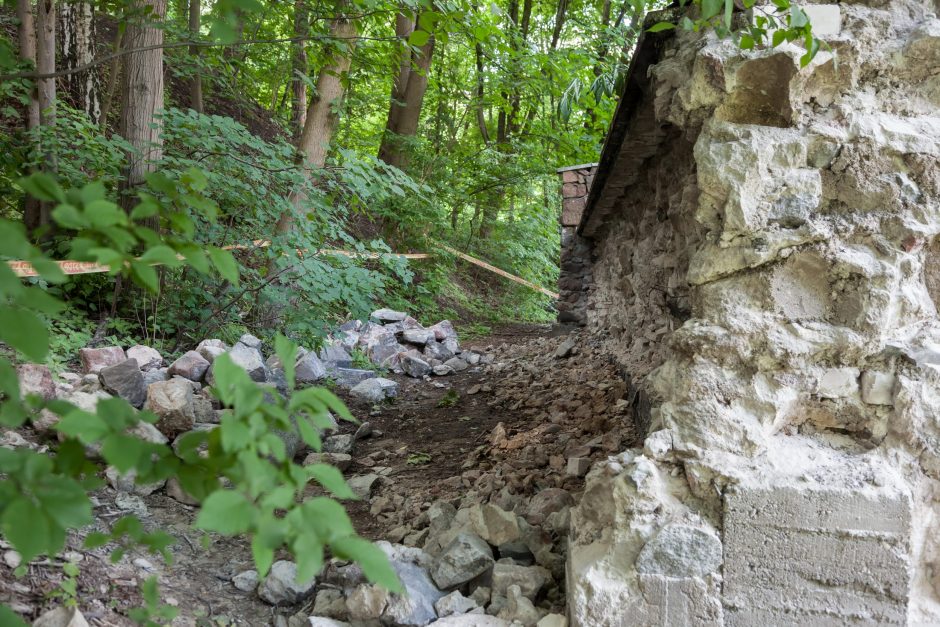 Iš elektros pastotės išimami žydų antkapių akmenys