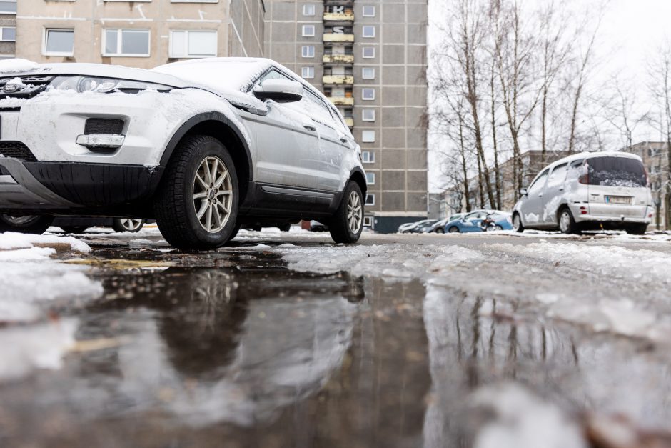 Dygstančios duobės: vieni kaltina gamtą, kiti – kelininkus