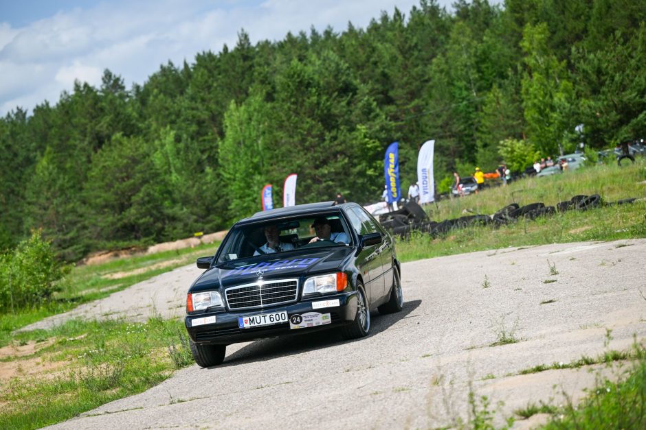 Istorinių automobilių ralio dalyviai varžėsi Lietuvos ir Lenkijos keliais