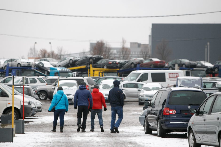 Automobilių turguje – pirkėjų laukimo nuotaikos