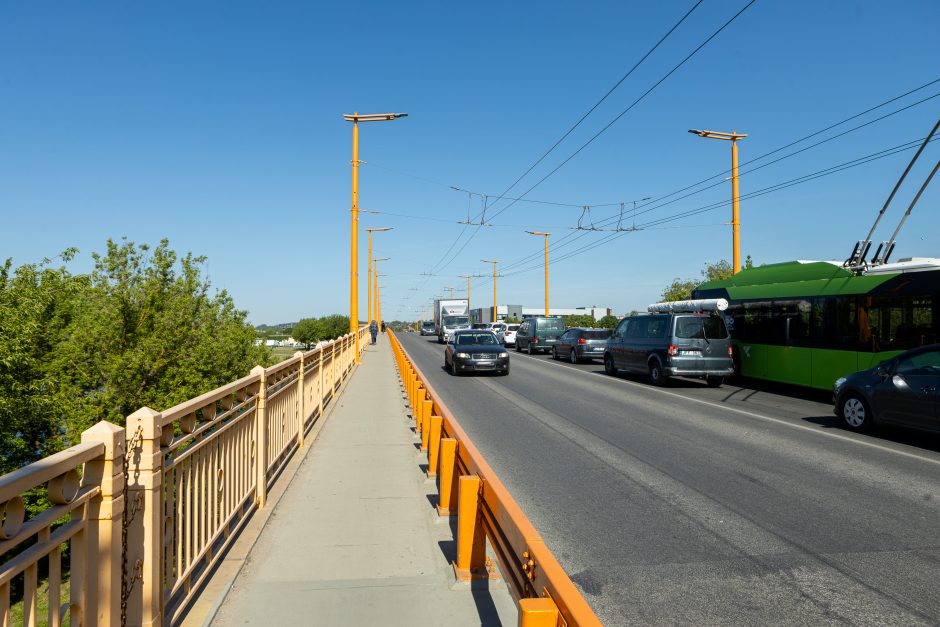 Pilies žiede – raudonos dangos likučiai