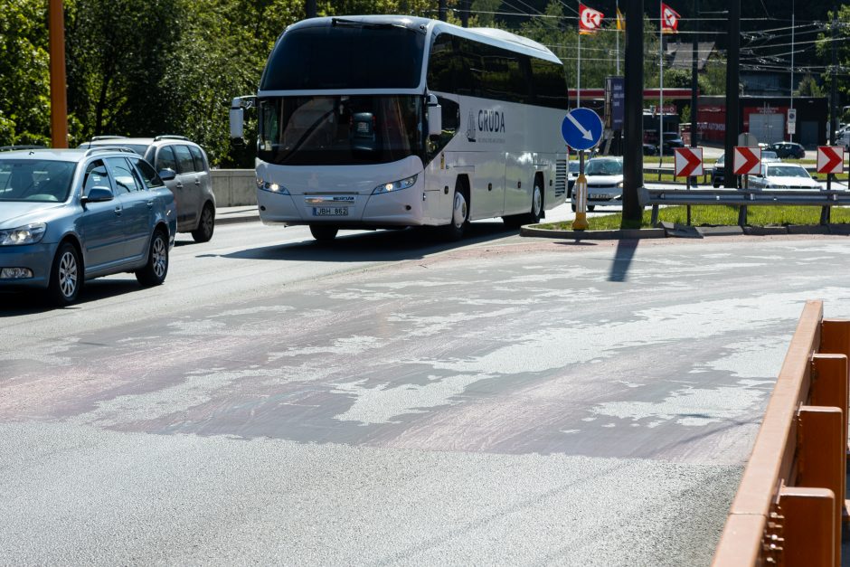 Pilies žiede – raudonos dangos likučiai