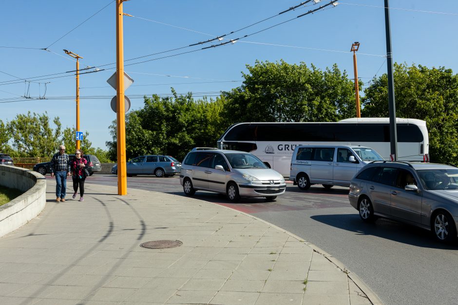 Pilies žiede – raudonos dangos likučiai