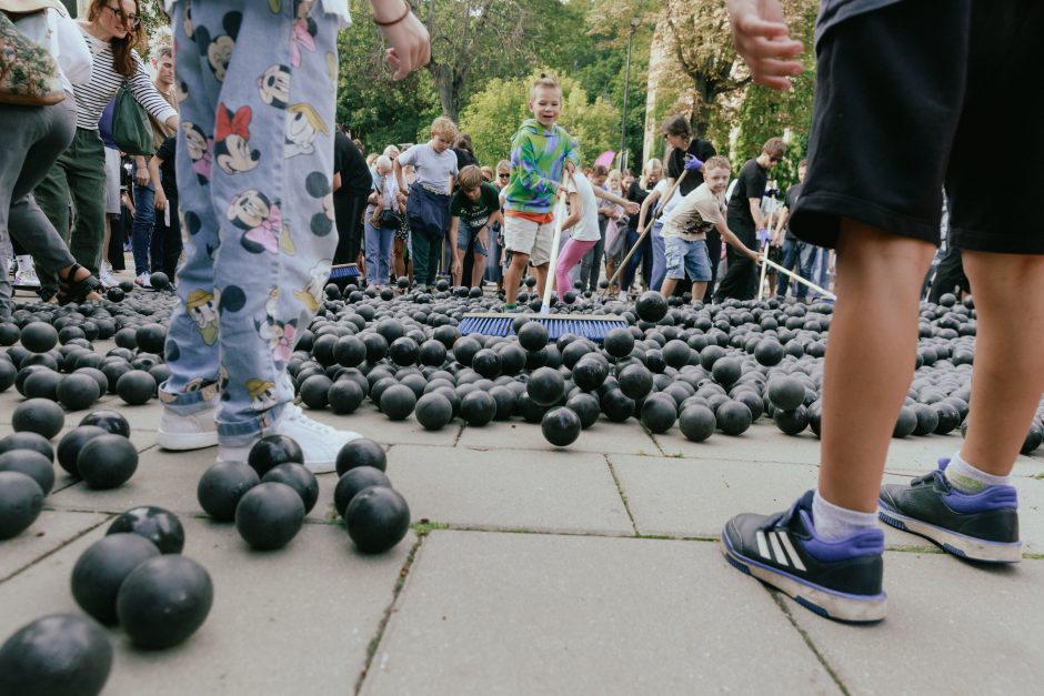 Tarptautiniame scenos menų festivalyje – atgijusių kamuoliukų upė