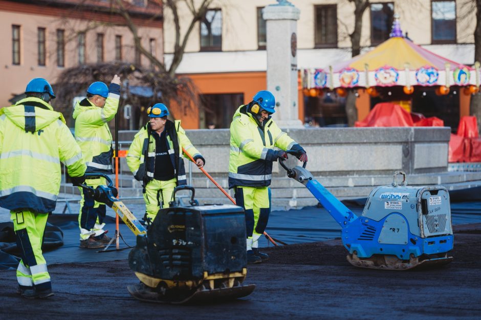 Teatro aikštėje montuojama ledo čiuožykla