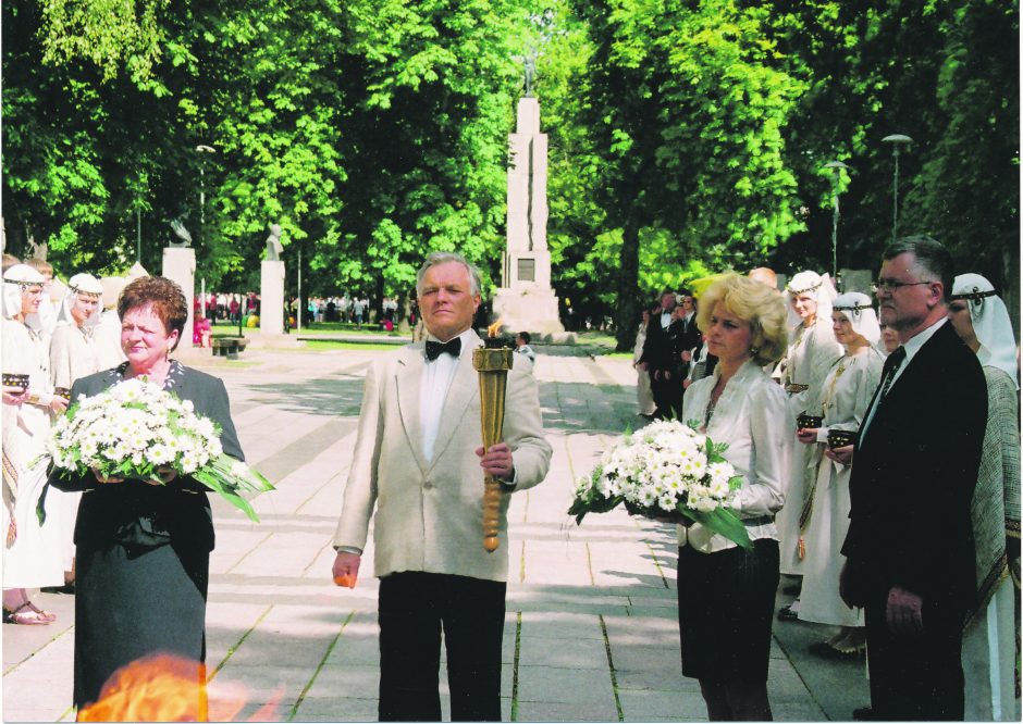 Šimtas metų emocijų, bendrumo, šokių ir dainų