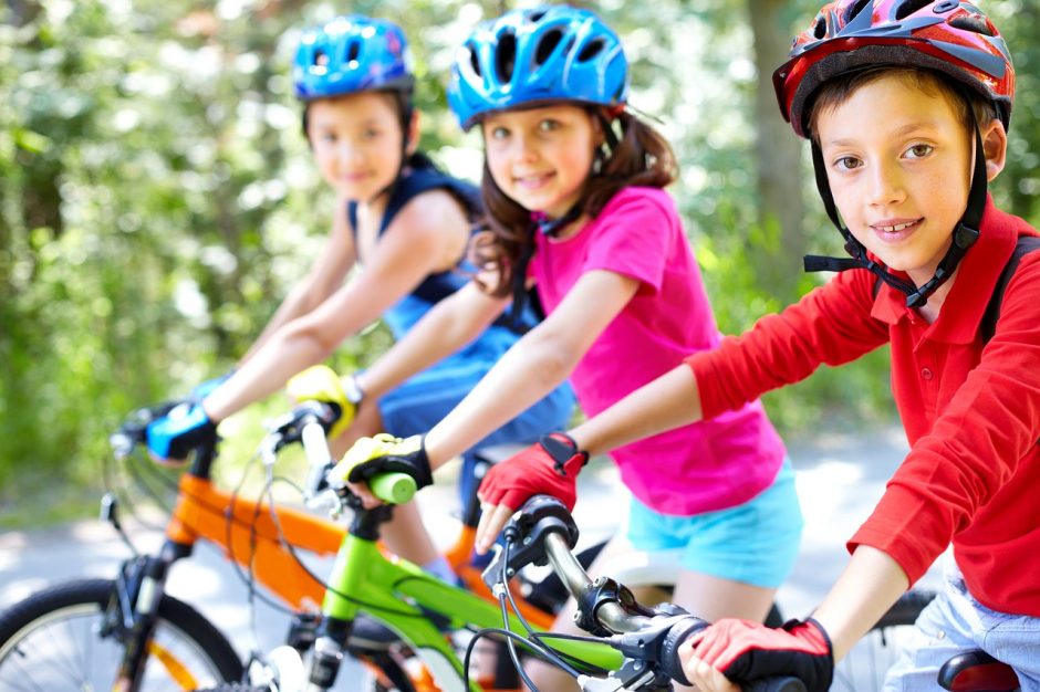Ant dviračių – atostogaujantys vaikai
