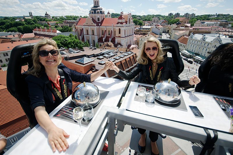 Į Vilniaus Rotušės aikštę grįžta dangaus restoranas