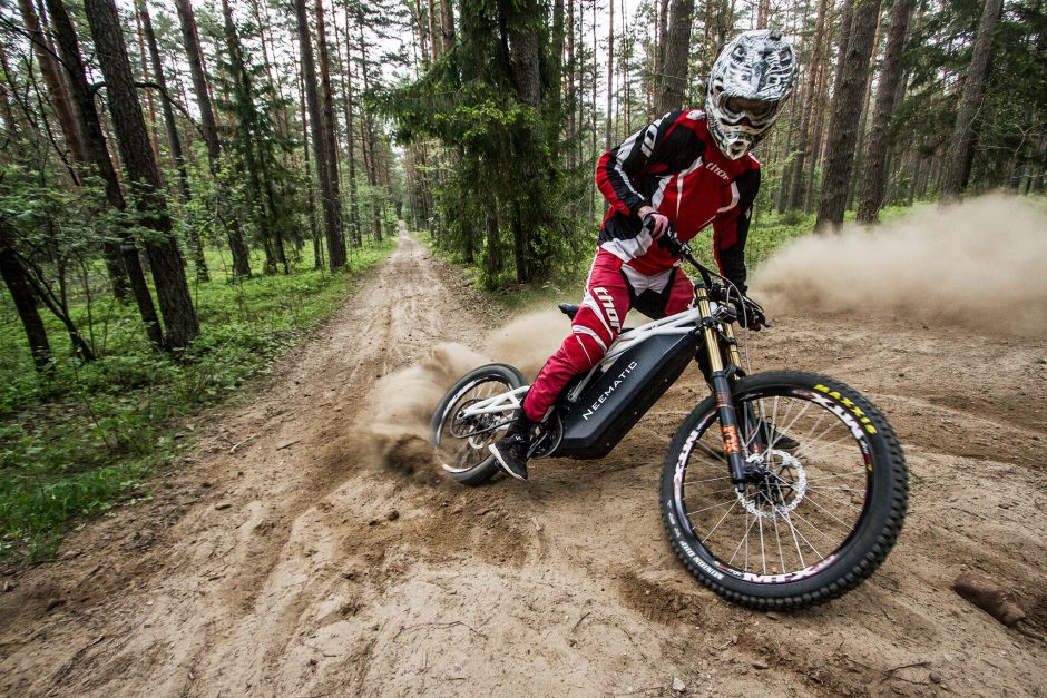 Lietuviai sukūrė kalnų dviračio ir motociklo hibridą bekelei