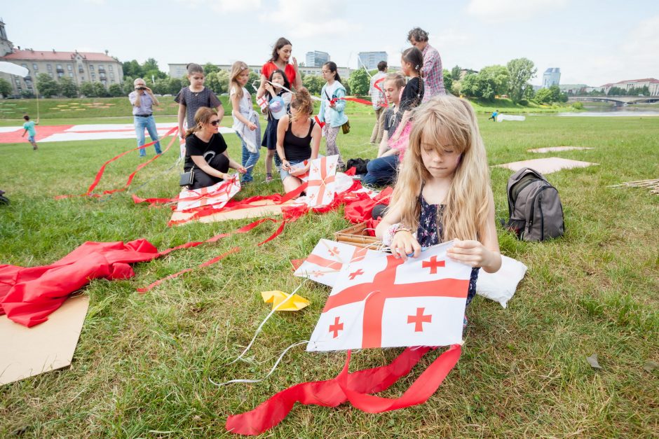 Vilniuje į dangų pakilo milžiniška Gruzijos vėliava