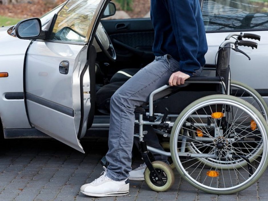 Galvos skausmas neįgaliajam: vežimėlis už mašinos kainą