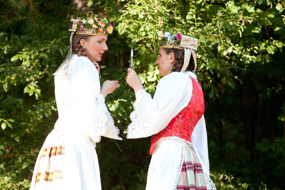Tarp lietuvių vis labiau populiarėja tautiniai drabužiai 