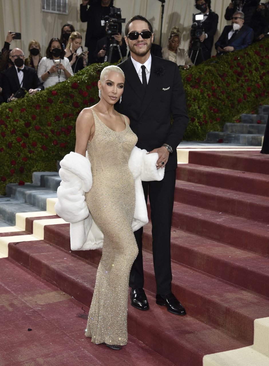 Dieta nepadėjo: K. Kardashian kaltinama pokylyje „Met Gala“ sugadinusi M. Monroe suknelę