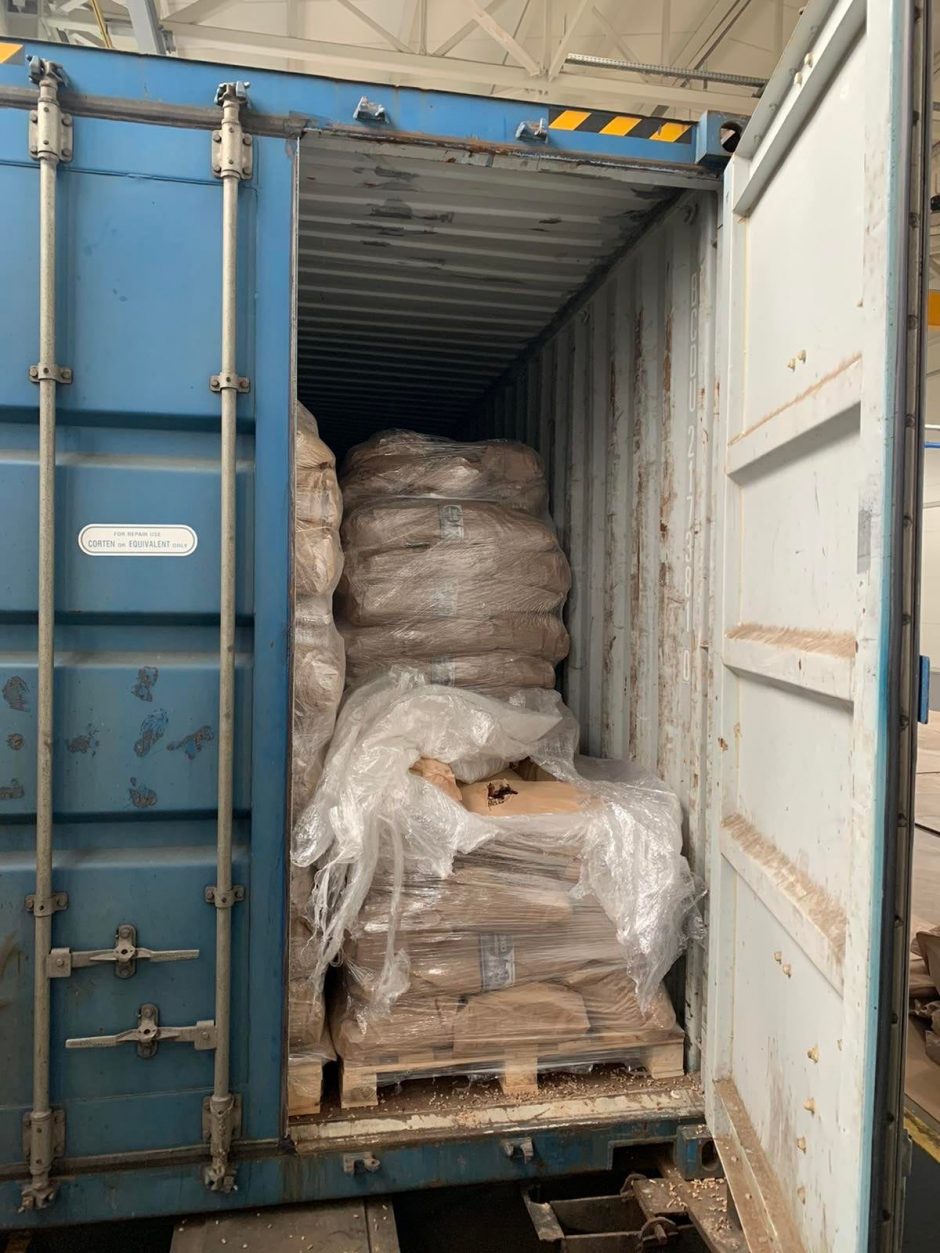 Iš Baltarusijos atvykusiame vagone su medžio granulėmis rasta 704 tūkst. eurų vertės cigarečių
