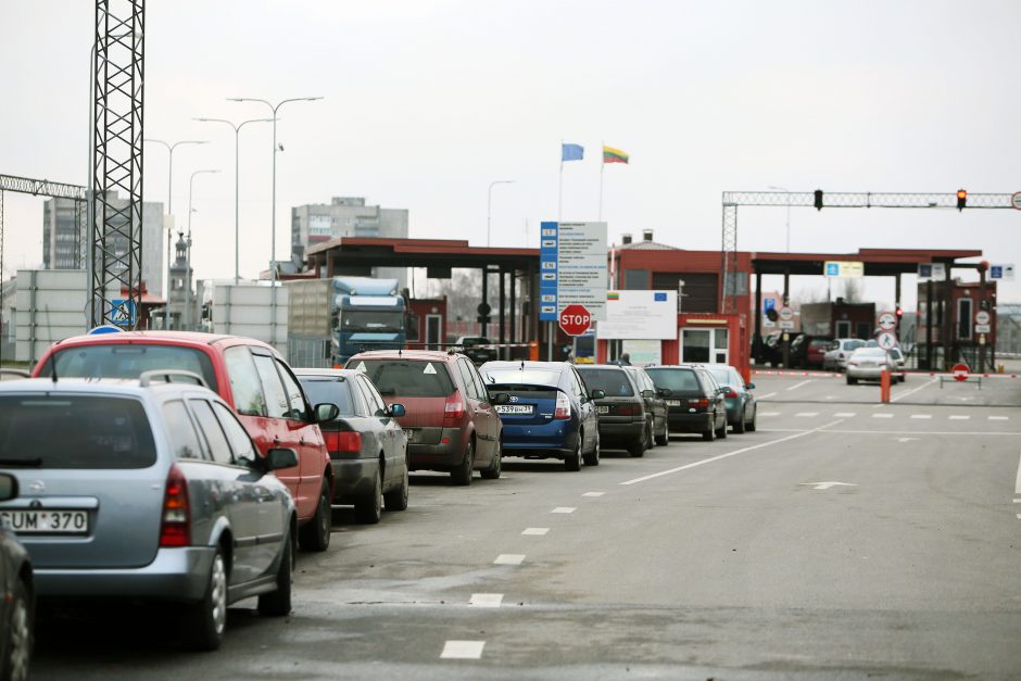 Kamščiai prie Baltarusijos sienos: važiuoja pigesnių degalų ir rūkalų? 