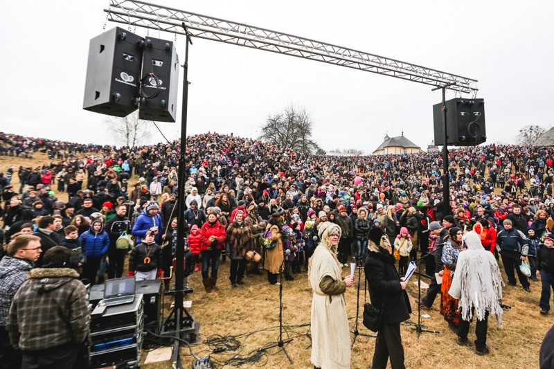 Užgavėnės Rumšiškėse: žiemos varytojai užsimojo iš peties 