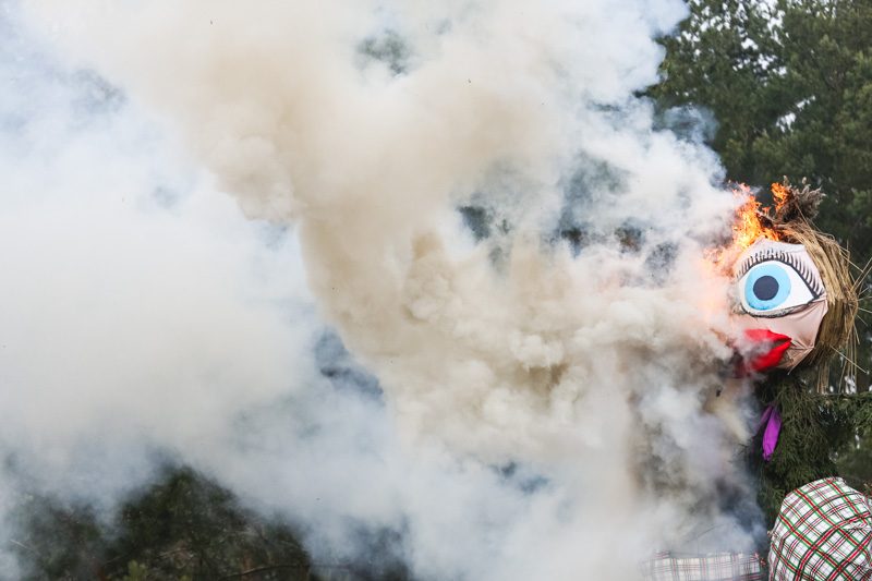 Užgavėnės Rumšiškėse: žiemos varytojai užsimojo iš peties 