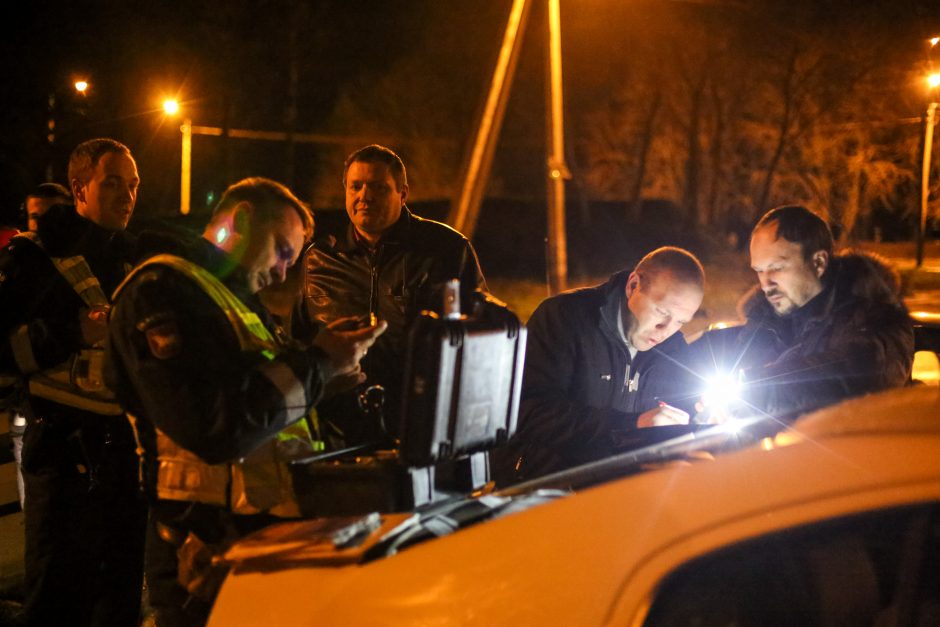 Bare degtinės negavusios moterys: kaltas Kubilius! 