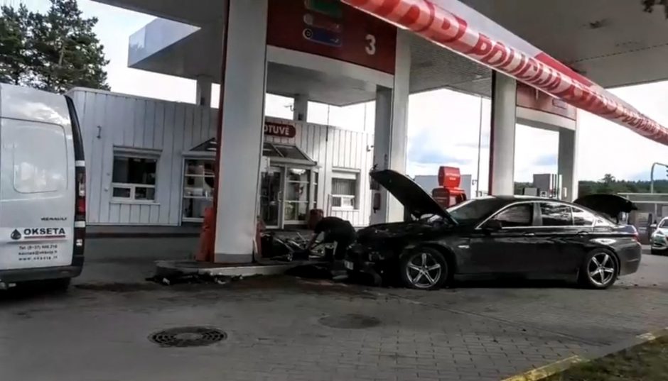 Grigiškėse į degalų kolonėlę rėžėsi BMW: vairuotojas pasišalino iš įvykio vietos