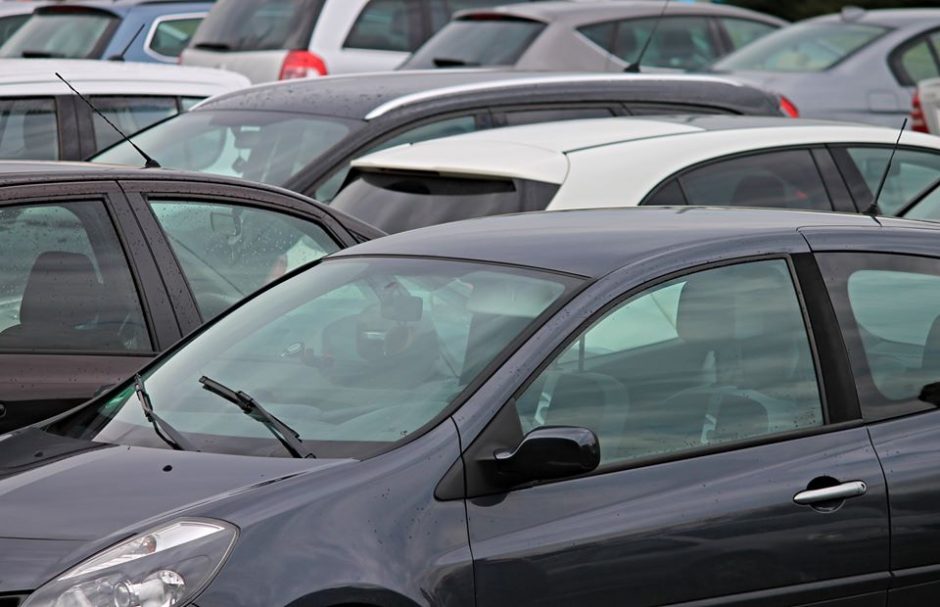 Automobiliais prekiavę broliai įtariami neapskaitę beveik 180 tūkst. eurų pajamų