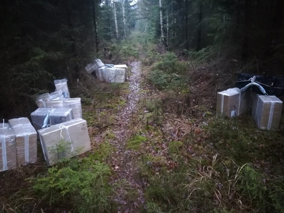 Išsigandę kontrabandininkai pametė cigarečių už dešimtis tūkstančių eurų