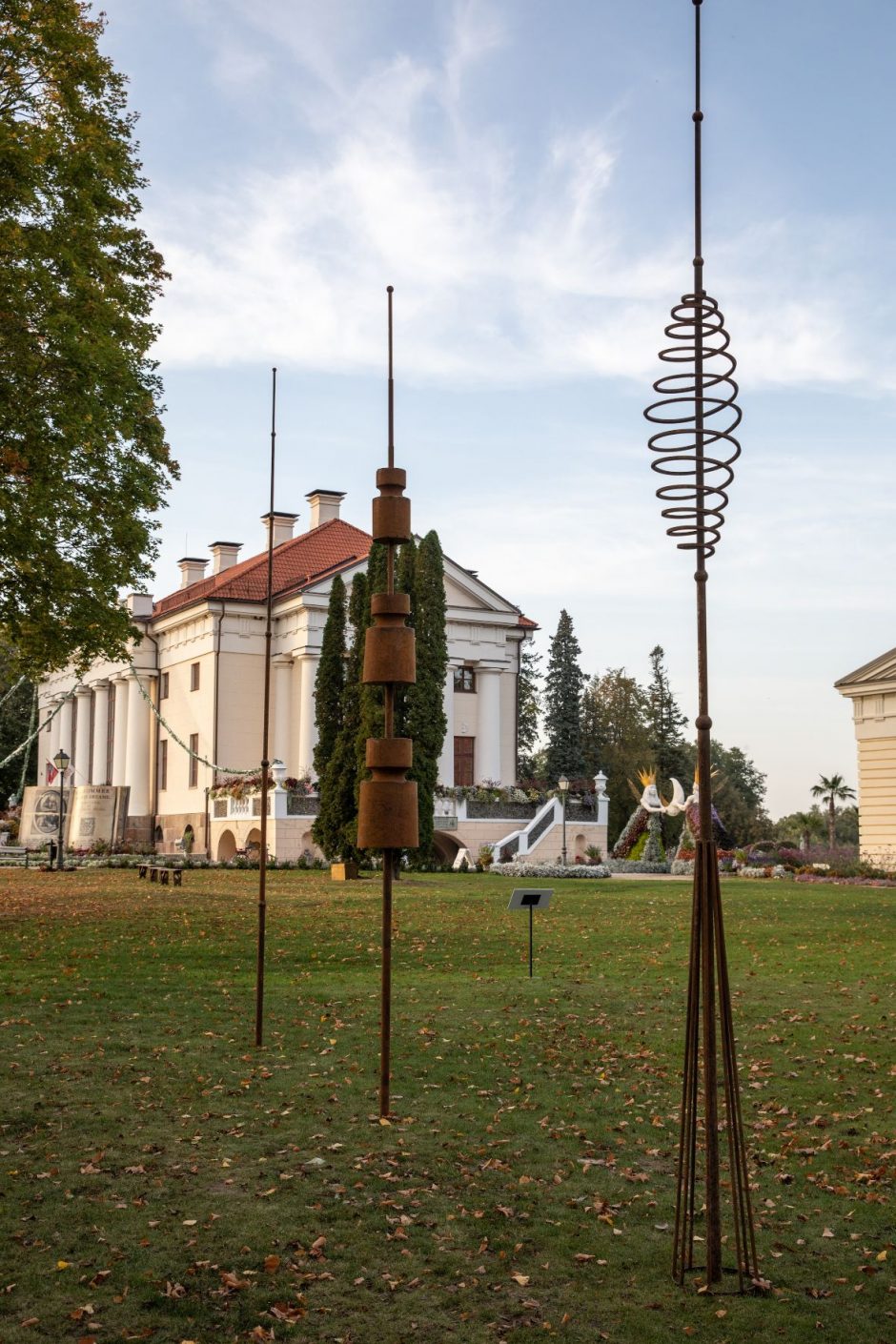 Pakruojo dvare atidaryta naujausia lietuvių šiuolaikinės skulptūros paroda