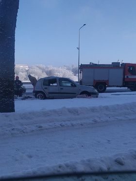 Aleksote nuo kelio nuvažiavo ir apvirto automobilis: vairuotojas – sužalotas